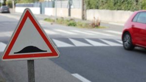 La France envisage d'éliminer définitivement les ralentisseurs sur ses routes : une décision qui suscite des controverses