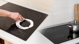 1 minute chrono pour une plaque de cuisson comme neuve : l’astuce pour éliminer la graisse en un rien de temps