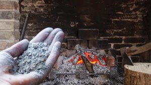 Cendres de cheminée : un trésor caché à utiliser dans chaque coin de votre maison et jardin