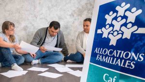 C’est confirmé : fini les allocations familiales au-delà de certains plafonds en 2025 !