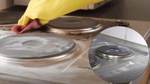 Plaque de cuisson pour four incrustée ? Découvrez l'astuce imparable pour tout nettoyer instantanément !