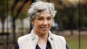 Rajeunissez votre look : adoptez la coupe « Charlotte » après 50 ans !