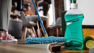 Ajoutez cet ingrédient magique à votre eau de nettoyage pour des sols éclatants plus longtemps
