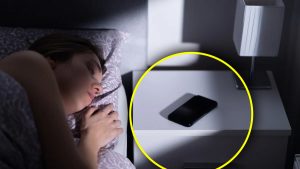 Attention, si vous laissez votre téléphone comme ça, sa batterie sera vide en un clin d'œil !