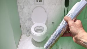 Du papier aluminium dans les toilettes : une méthode ancestrale pour des toilettes impeccables