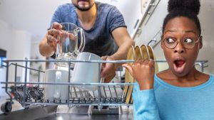 Lave-vaisselle : comment en finir avec ce bruit ennuyeux pendant le cycle de lavage ?