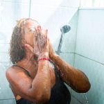 Quelle est la bonne fréquence pour se doucher sans nuire à sa santé ?