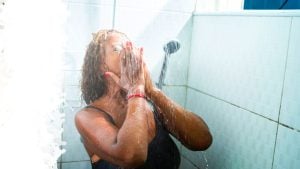 Quelle est la bonne fréquence pour se doucher sans nuire à sa santé ?