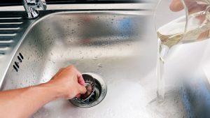 Un verre de vinaigre dans l'évier : le geste malin à faire chaque mois…