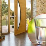 Un verre d'eau derrière la porte : cette astuce pourrait vous aider à dormir en toute sécurité !