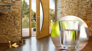 Un verre d'eau derrière la porte : cette astuce pourrait vous aider à dormir en toute sécurité !
