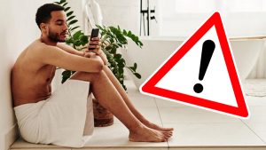 Utiliser votre téléphone dans la salle de bain ? Voici pourquoi c'est une très mauvaise idée !