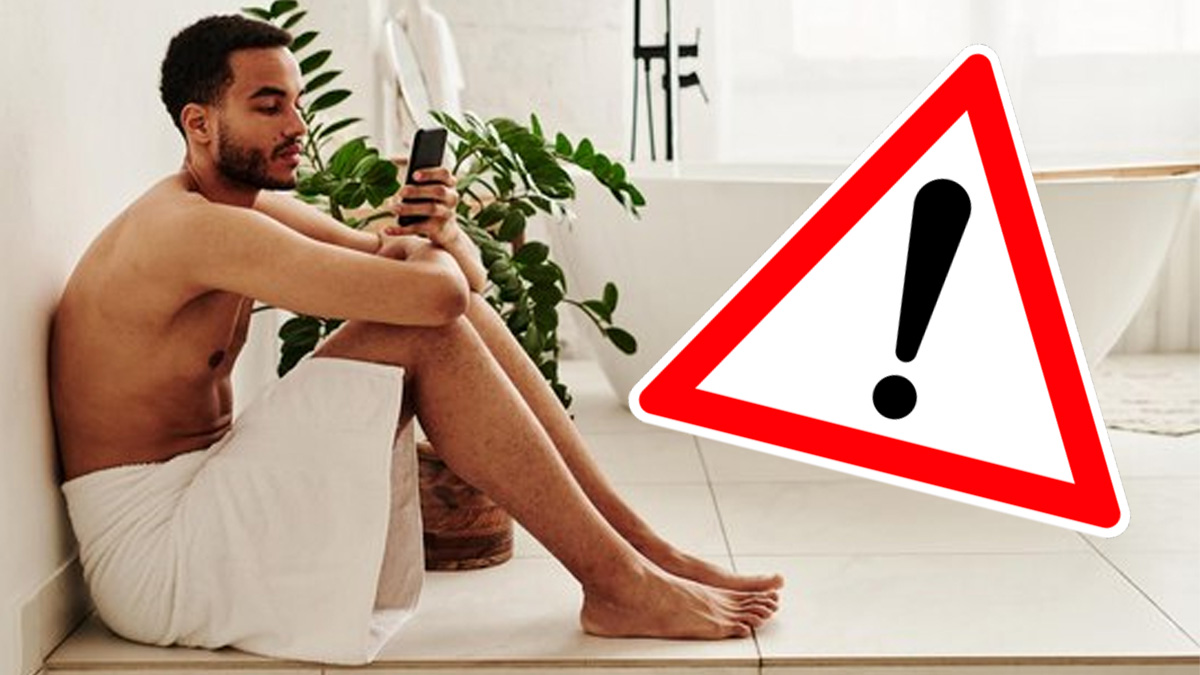 Utiliser votre téléphone dans la salle de bain ? Voici pourquoi c'est une très mauvaise idée !