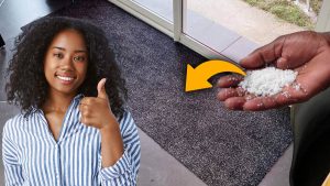 Versez du sel sur le pas de votre porte : un geste simple qui pourrait résoudre un problème bien plus grand à la maison !